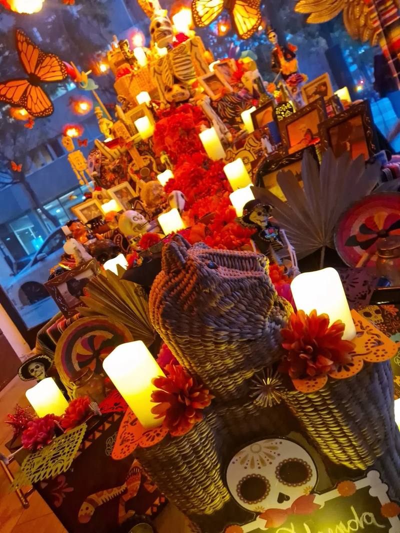 Velas y flores del altar de muertos