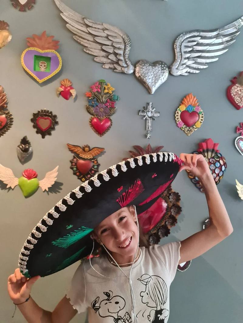 Decoración con corazones de latón y sombrero de charro
