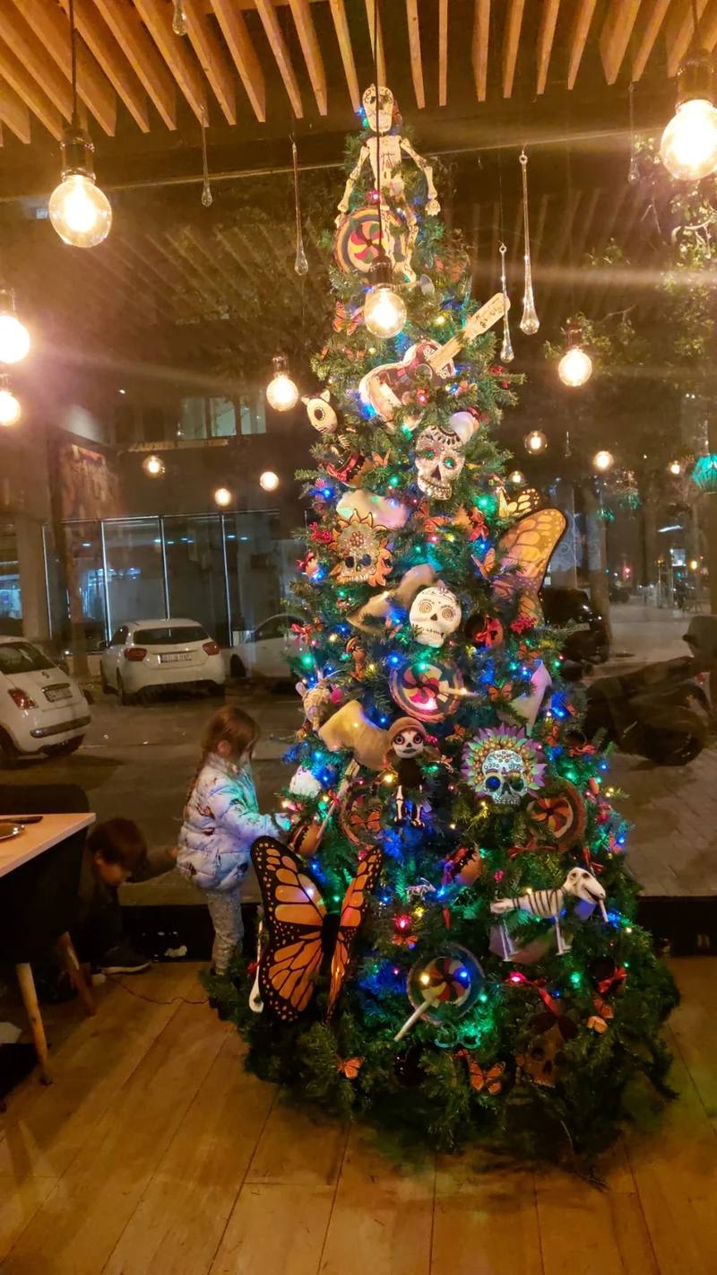 Árbol de Navidad decorado con mariposas monarca y catrinas
