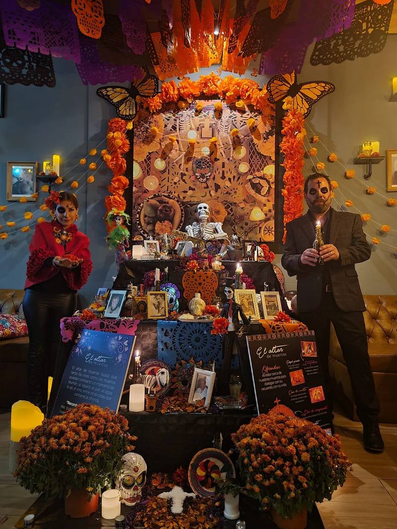 Altar de muertos en el local