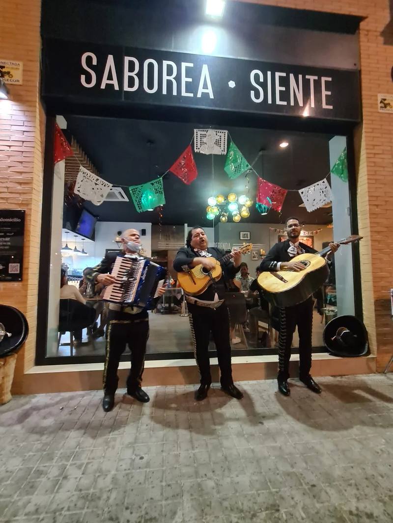 Mariachi tocando a la puerta del local