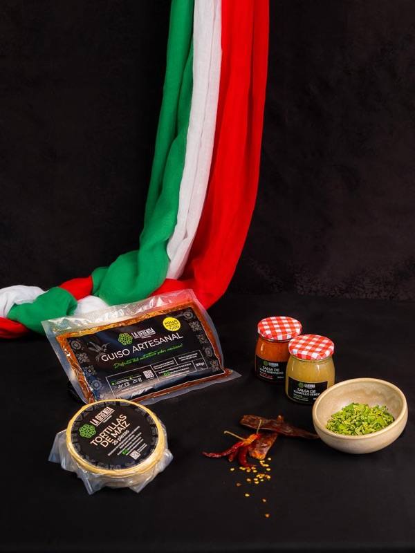 Guiso envasado al vacío, tortillas y salsas junto a la bandera de México